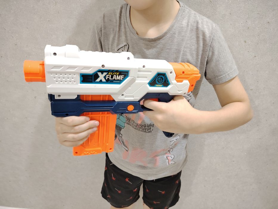 Пистолет и автомат игрушечный