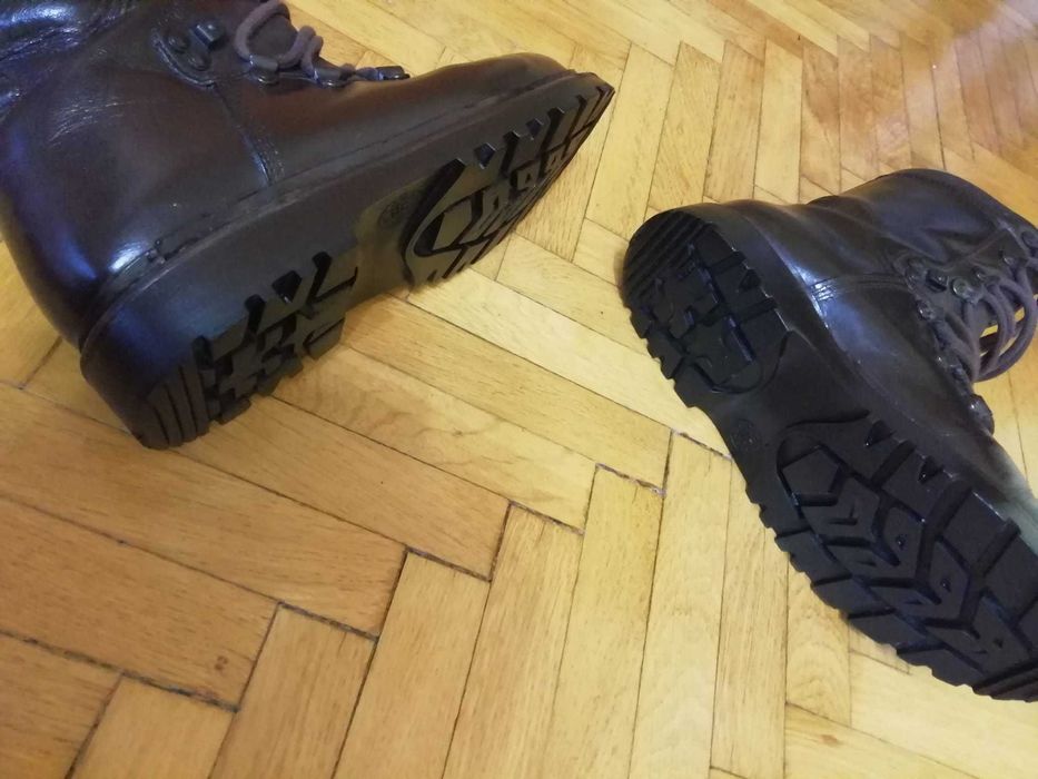 Bocanci militari din piele culoarea maro, măsura 27,5 purtați o dată.