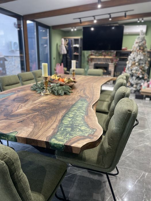 Маса от масив и епоксидна смола