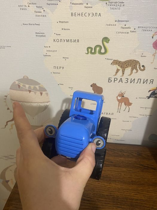 Синий трактор игрушка
