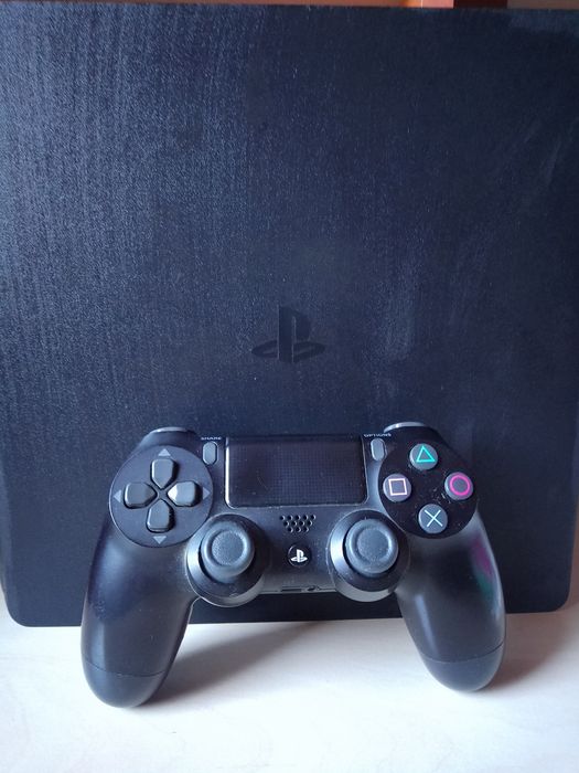 Vând PlayStation 4 de 1TB cu 12 jocuri și cu 1controller