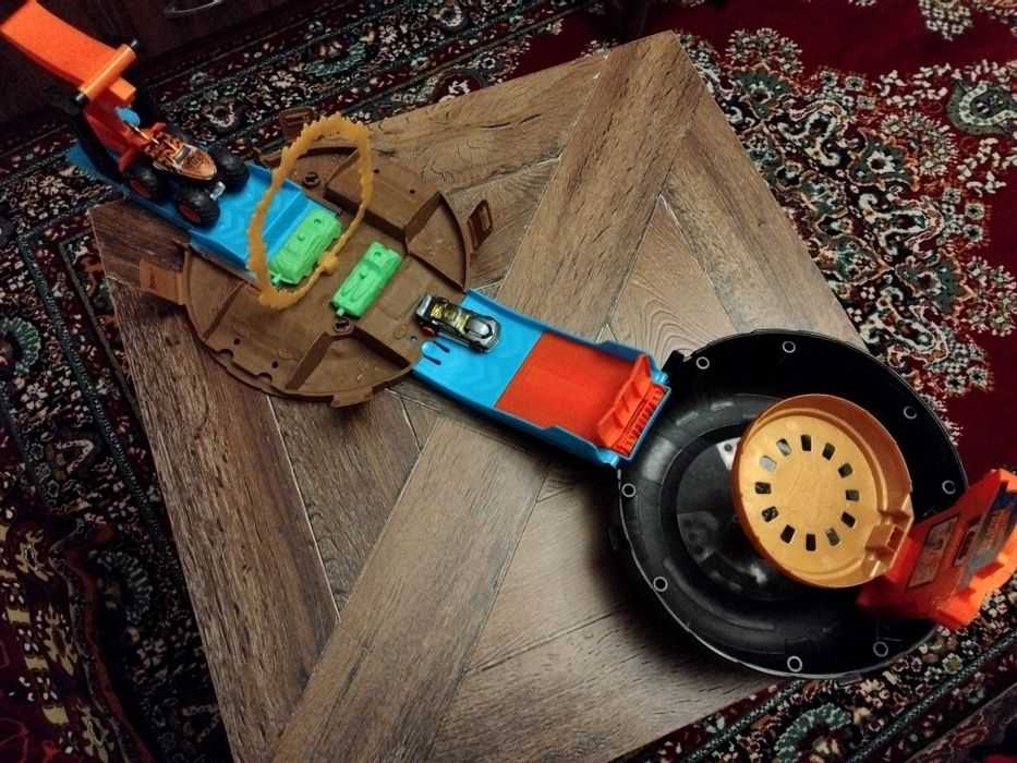 Hot Wheels писти и автовози