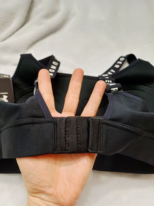 Спортен сутиен Under Armour XL нов