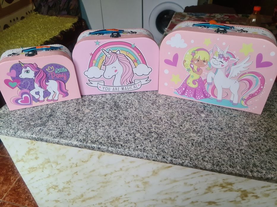 Продават се куфарчета