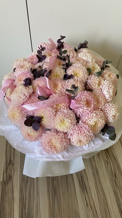 Большой букет , и две карзинрчки