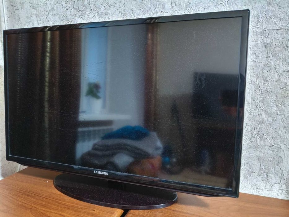 Телевизор Samsung UE32EH5030W, диагональ 32" (81 см).
