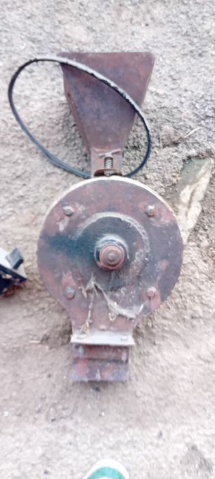 Vând moară cereale