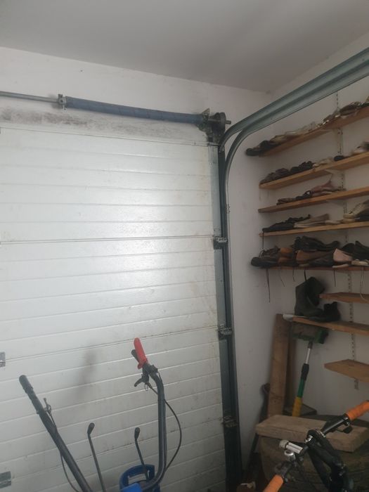 Ușă  pentru   garaj cu   telecomanda.