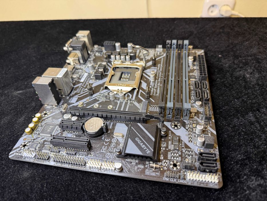 Материнская плата Gigabyte B360M DS3H