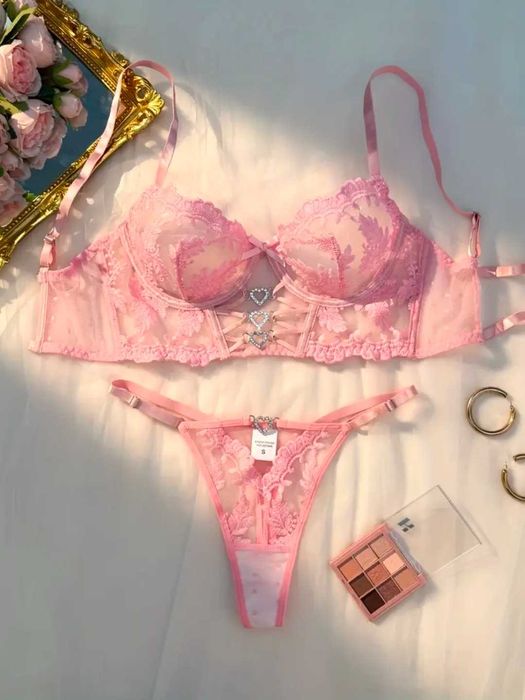 Розово дантелено бельо