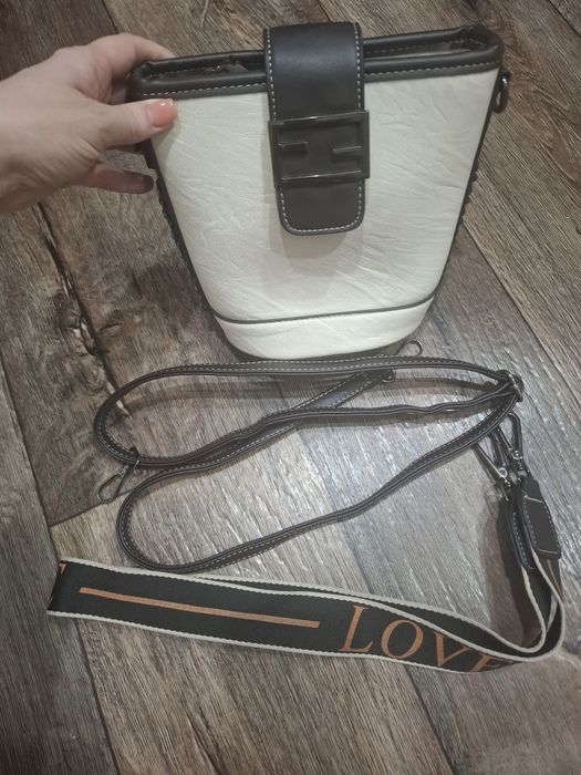 Продам сумку, в комплекте 2 ремешка, новая