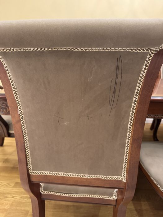 Стол со стульями в гостинную