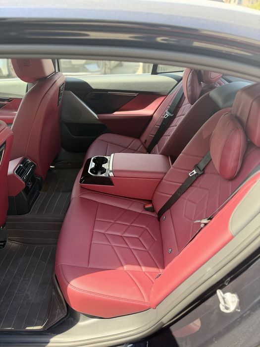 BMW i5 35L toza moshina