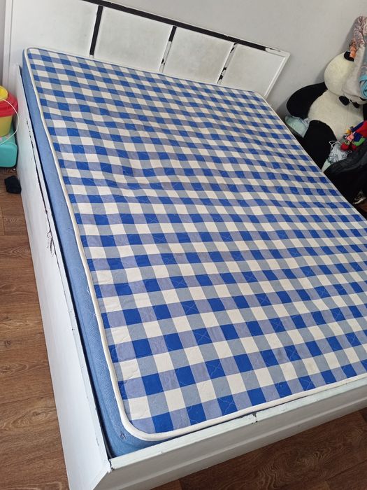 Продам двуспальную кровать