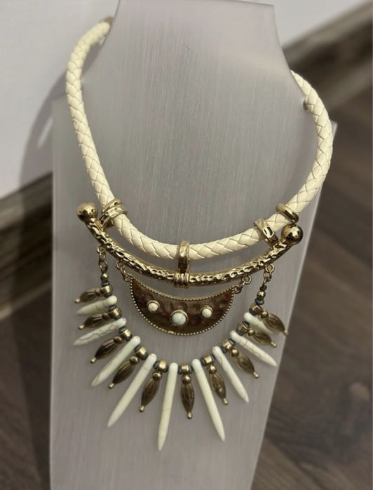 Colier statement boho alb & auriu – stil tribal