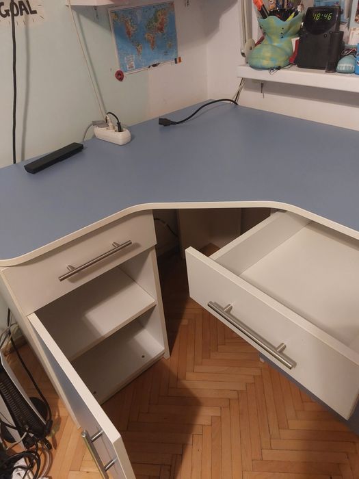 Birou pe colt, realizat  la comanda,