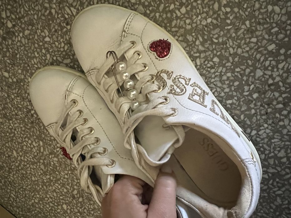 Маратонки Guess.