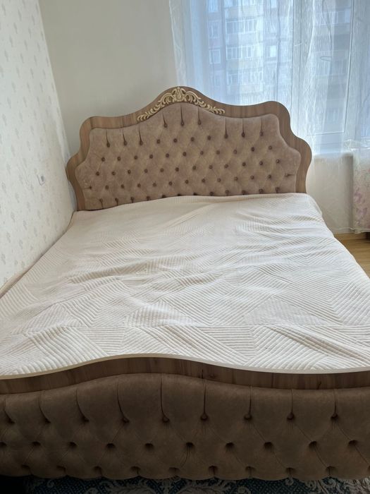 Продается двуспальная кровать с матрасом