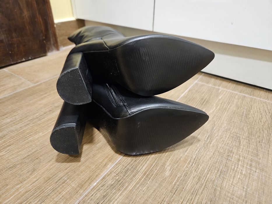 Елегантни черни кожени ботуши 36 номер. Чисто нови.