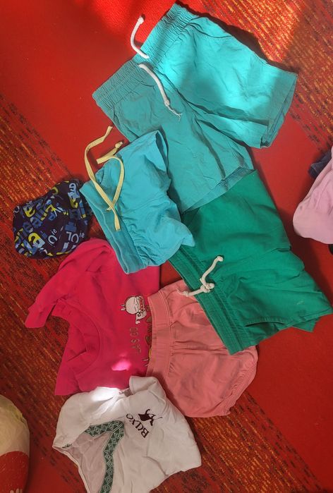 Детские вещи для девочки и мальчика.