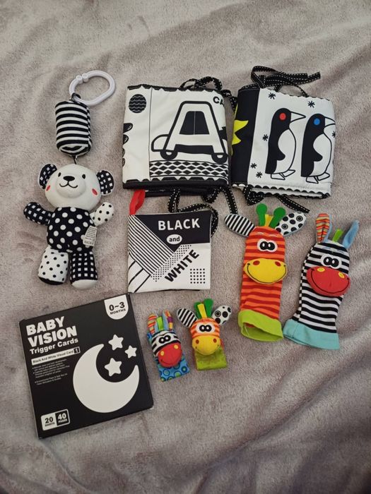 Книжка, карти и дрънкалки