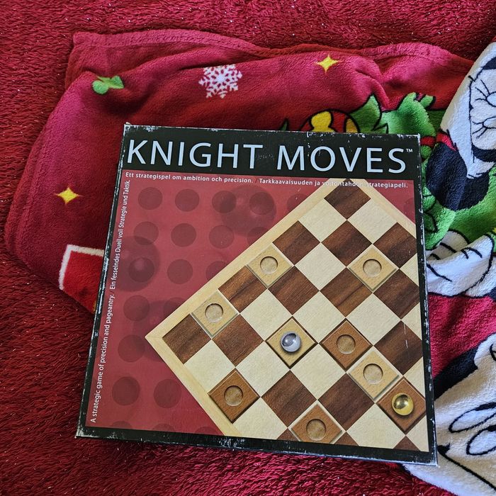 două jocuri de societate de strategie: Knight Moves și Quantik.