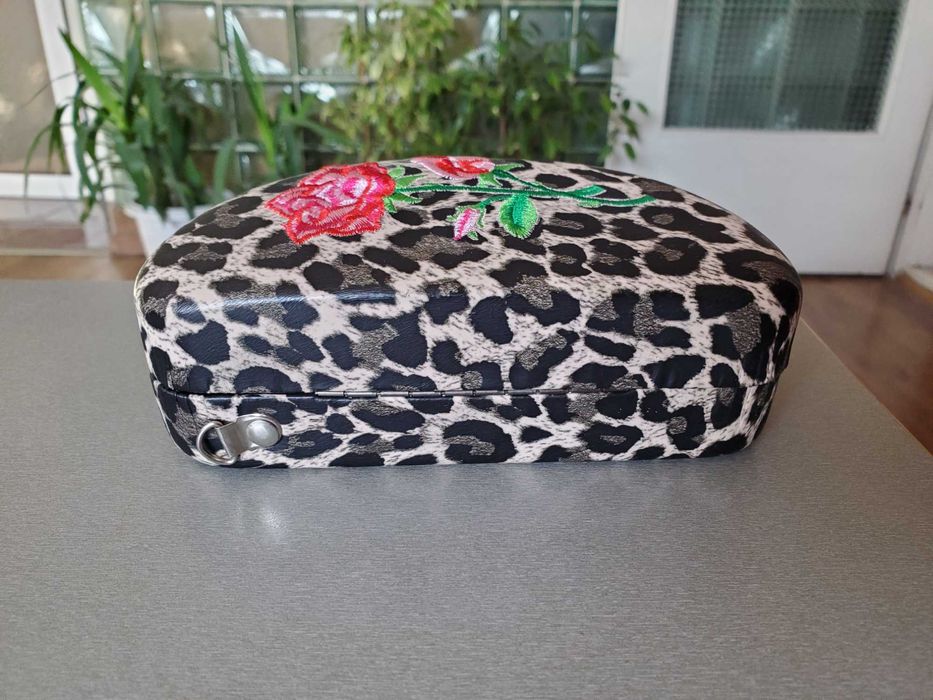 Продавам стилен калъф за слънчеви очила