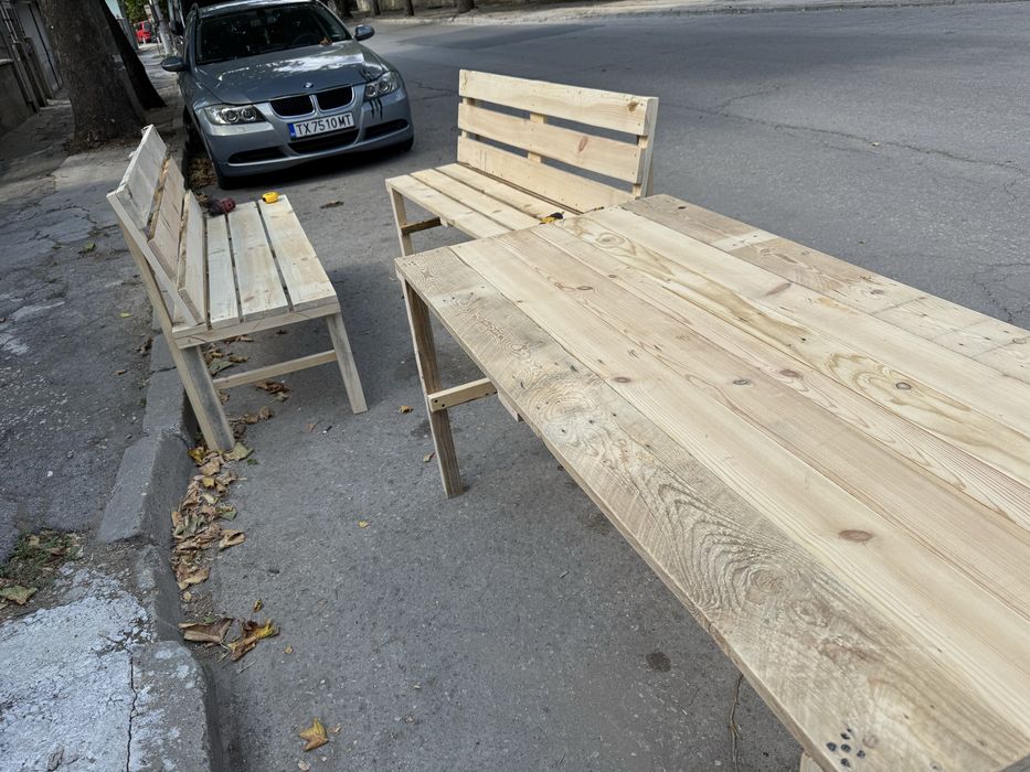 Дървена маса + 2 пейки