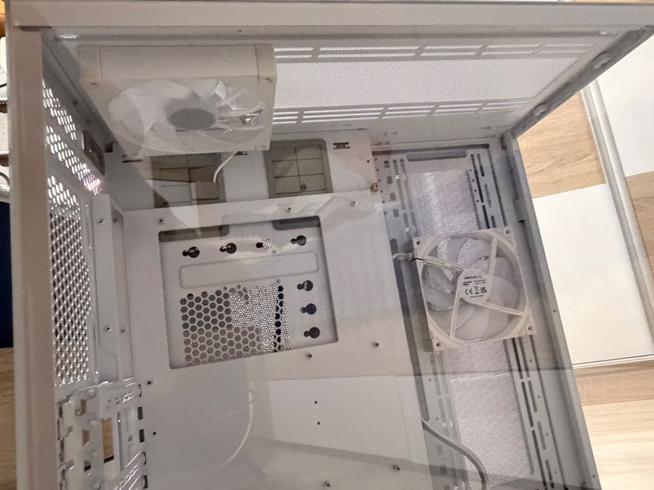 Кутия за компютър Lian Li O11 EVO XL White + подарък 2 deepcool вентилатора.