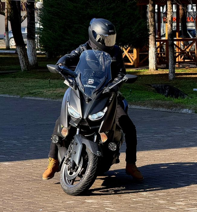 Yamaha xmax 125.