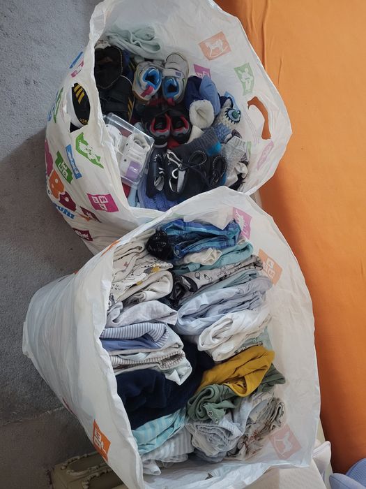 2 saci haine bebeluș 0-12 luni, iarnă + vară – 200 lei