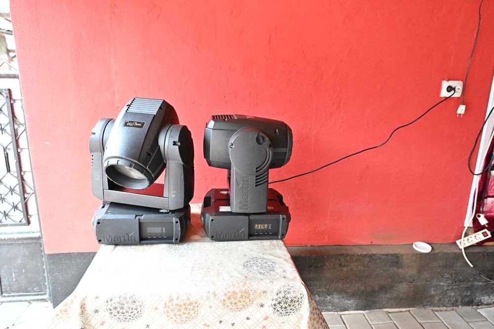 Vand 4 proiectoare profesionale MARTIN MAC 250 ENTOUR.