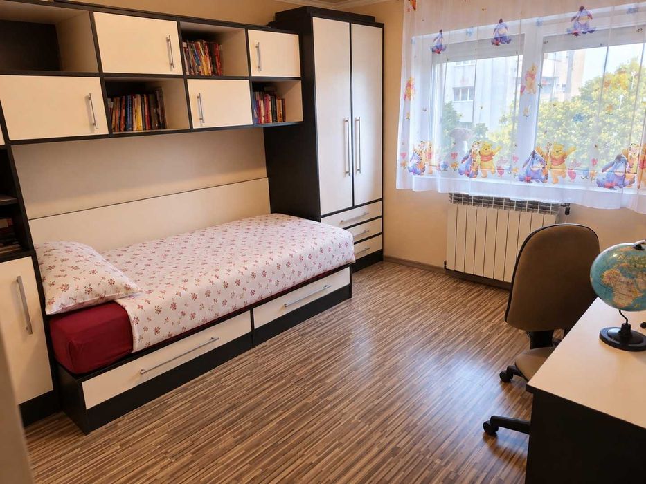 Închiriez apartament cu 3 camere în Micro17.