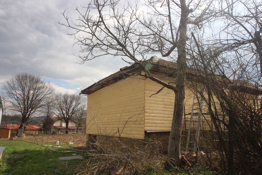 Парцел с къща в с. Новаковци