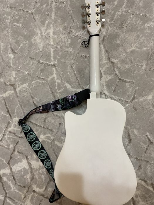 Гитара белая 6 струн в подарок медиатры