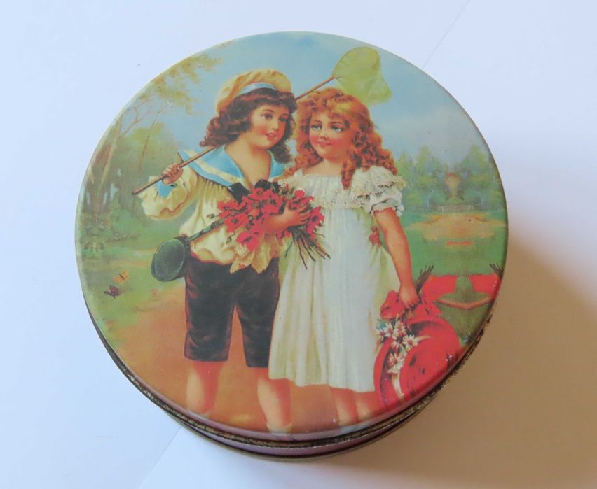 Cutiuta metalica veche frumoasa