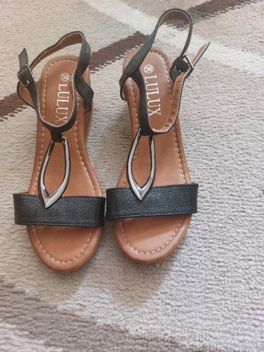 Sandale noi, un design  foarte chic, usoare, foarte comode