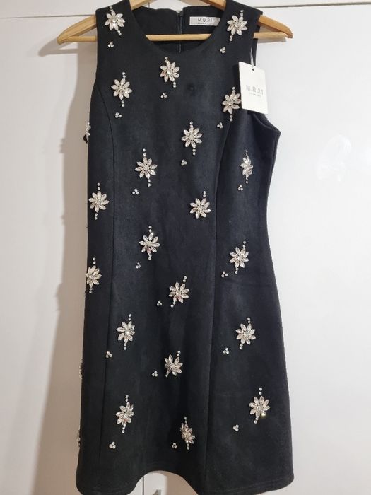 Черна рокля с камъни