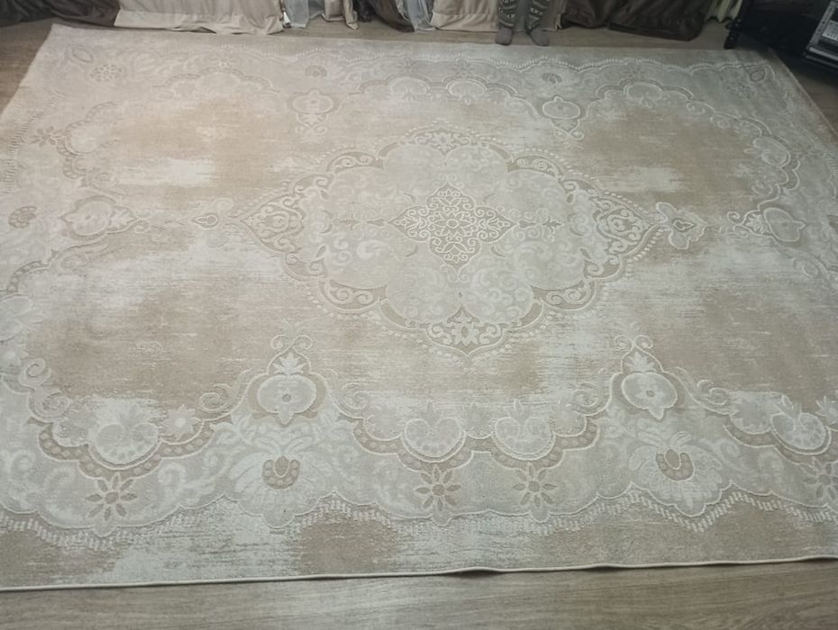 продам светлый красивый ковер