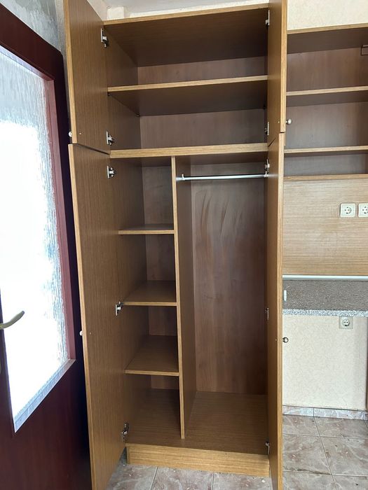 Модулна кухня с аспиратор и хладилник