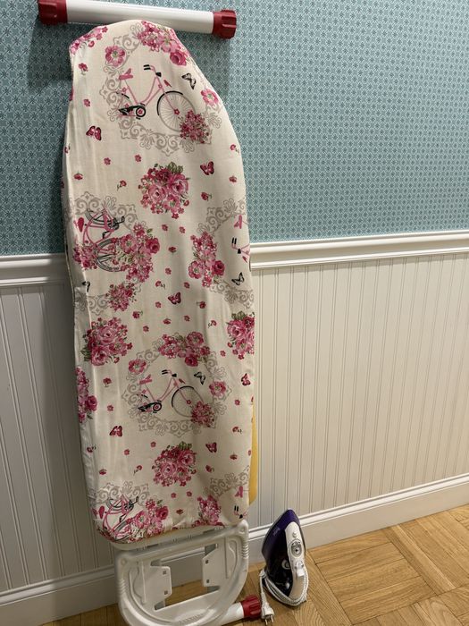 Гладильная доска и утюг