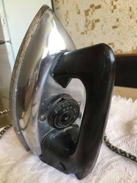 Утюг советского производства, в рабочем состоянии