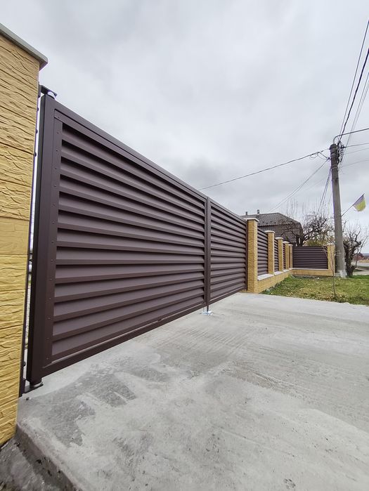 Gard și poarta  tip jaluzea metalic – modern, elegant, maro închis și