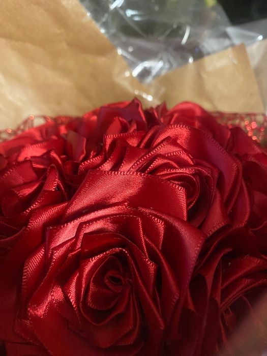 Букети от сатенени рози