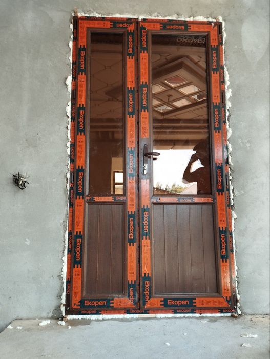 Пластиковая дверь в наличии