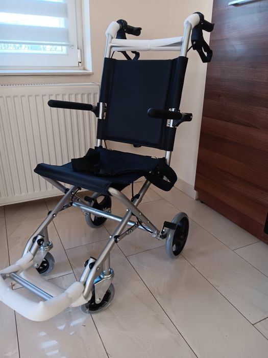 Scaun cu roti portabil si pliabil