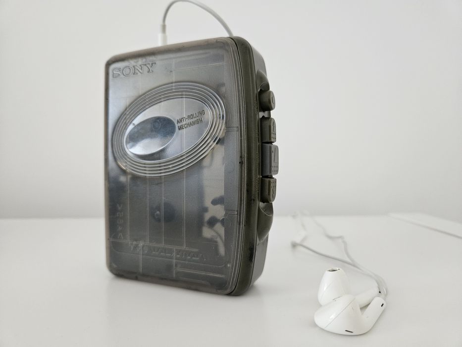 Sony WM‑FX277 + EarPods (ретро Walkman)