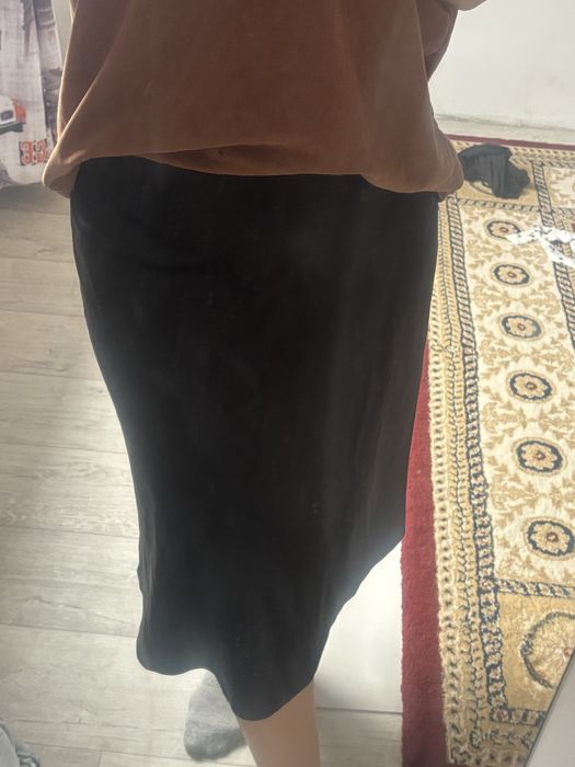 Атласовая юбка миди