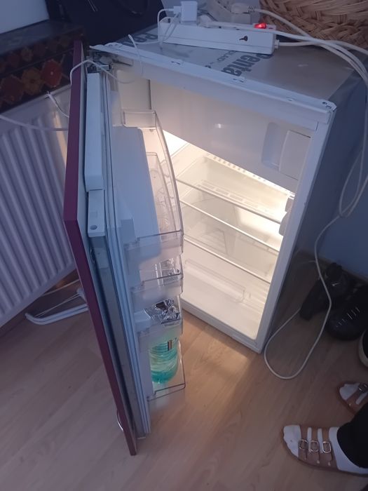 Frigider functiona.