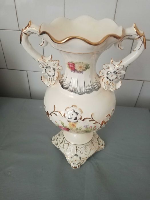 Vază ornamentală din portelan